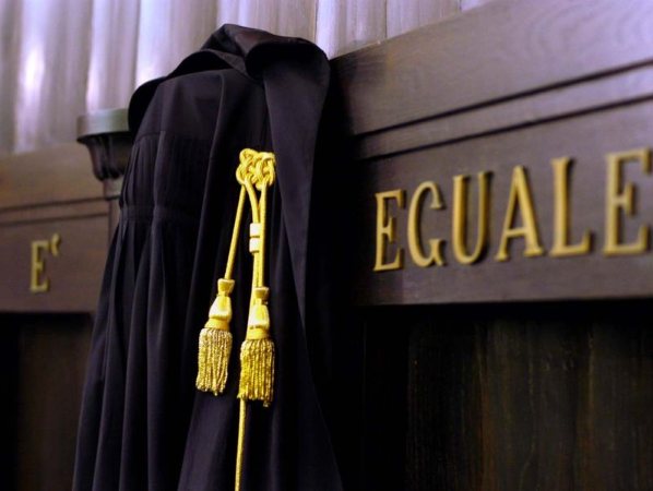 tribunale-legge-uguale